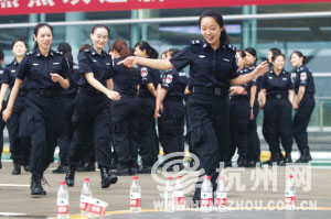 杭州蕭山機(jī)場(chǎng)HI-PE安檢門通道安檢員統(tǒng)一換新裝[圖]