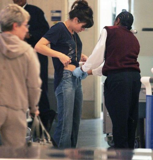 美國(guó)機(jī)場(chǎng)HI-PE進(jìn)口安檢門(mén)通道及PD140V安檢員檢測(cè)手法[圖]