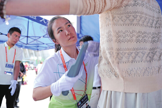 安檢門檢測員每日下蹲2000次把關第四屆亞歐博覽會[圖]