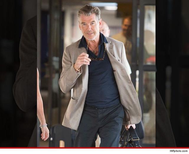 布魯斯南攜刀上飛機過金屬安檢門被攔