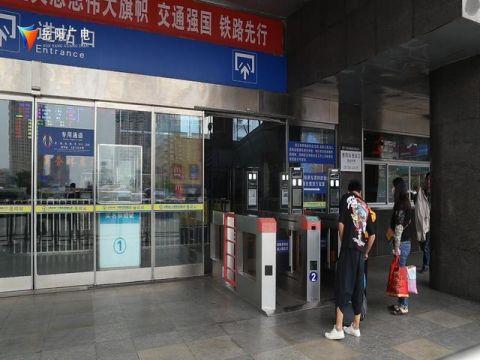 測溫安檢門發揮威力 岳陽對這6趟北上火車實施二次安檢