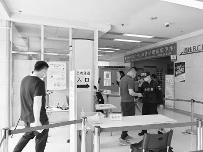 探訪醫(yī)院安全秩序管理現(xiàn)狀：進(jìn)大樓多了道安檢門