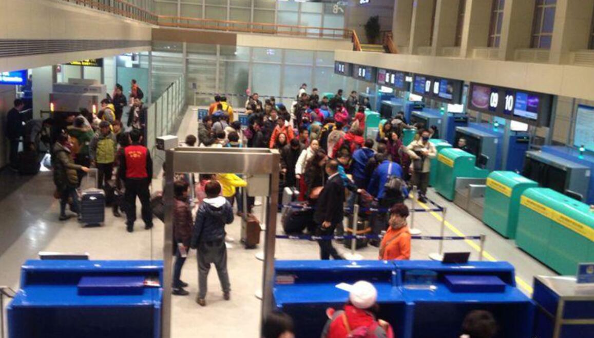 哈爾濱太平國際機場安全檢查站金屬探測安檢門通道發(fā)現(xiàn)3個打火機[圖]